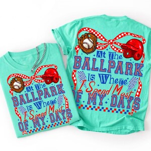 At The Ballpark is waar ik het grootste deel van mijn dagen doorbreng retro honkbal moeder sublimatie ontwerp grappig honkbal seizoen speldag shirt digitaal afbeelding 3