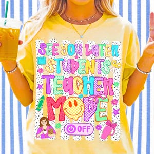 K&ouml;nnte beinhalten: Ein gelbes T-Shirt mit einem Grafikdruck mit dem Text "SEE YOU LATER STUDENTS TEACHER MODE" und "OFF". Das Design enth&auml;lt ein Smiley-Gesicht, eine kleine Illustration einer Person mit einer Kaffeetasse, einen Buntstift, eine Schere und Sterne.