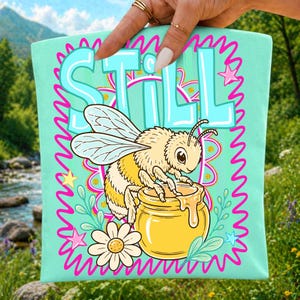 Bee Still Jesus PNG Diseño retro de fe veraniega por sublimación Clip art de abeja cristiana a rayas Camiseta religiosa preppy Gráfico Archivo DTF imagen 2