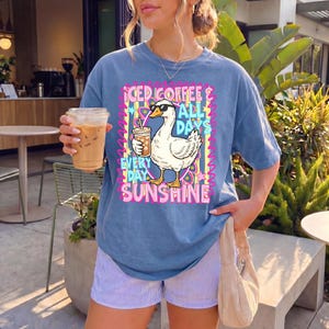 Gans ijskoffie en zonneschijn PNG zomer strand ontwerp retro gestreept esthetisch grafisch T-shirt vakantie sublimatiebestand trendy zomer meisjes afbeelding 9