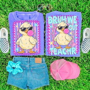 K&ouml;nnte beinhalten: Zwei lila Langarmshirts mit einer Cartoon-Ente, die eine Sonnenbrille tr&auml;gt und eine Kaugummiblase bl&auml;st. Die Shirts sind mit Jeansshorts, einer pinkfarbenen Trucker-M&uuml;tze, einem blauen Scrunchie und karierten Slip-On-Sneakern kombiniert. Der Text auf einem Shirt lautet "BRUH WE OUT TEACHR".