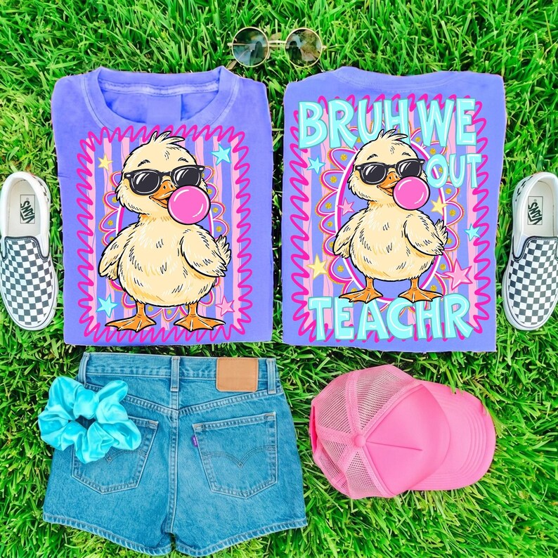 K&ouml;nnte beinhalten: Zwei lila Langarmshirts mit einer Cartoon-Ente, die eine Sonnenbrille tr&auml;gt und eine Kaugummiblase bl&auml;st. Die Shirts sind mit Jeansshorts, einer pinkfarbenen Trucker-M&uuml;tze, einem blauen Scrunchie und karierten Slip-On-Sneakern kombiniert. Der Text auf einem Shirt lautet "BRUH WE OUT TEACHR".