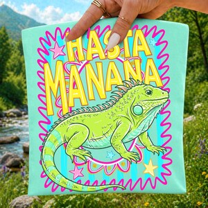 Hasta Manana Iguana PNG Retro Lizard Sublimation Design, Spanish Teacher School Farewell Shirt DTF Graphic, Preppy Striped Iguana Clipart immagine 2