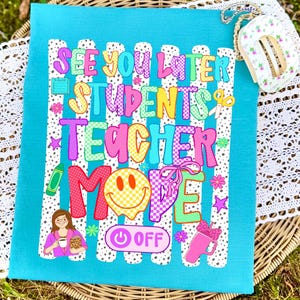 K&ouml;nnte beinhalten: Ein hellt&uuml;rkisfarbenes T-Shirt mit einer bunten Grafik und dem Text "SEE YOU LATER STUDENTS TEACHER MODE OFF". Das Design zeigt ein kariertes Smiley-Gesicht, eine Lehrer-Illustration, einen Becher, einen Buntstift und eine Schere auf wei&szlig;em Streifengrund.