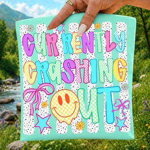 Attualmente in fase di crash PNG Divertente insegnante Design per sublimazione Maglietta scolastica colorata Grafica Faccina sorridente Fiocco Coquette Y2K Maglietta Clipart immagine 1