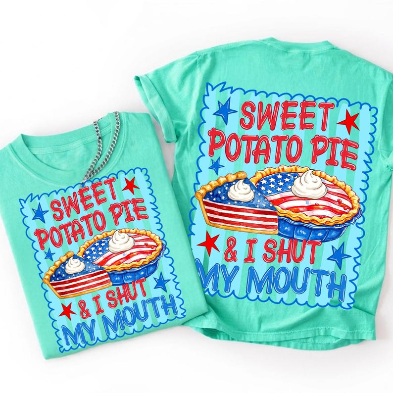 Op de afbeelding: Een mintgroen t-shirt met een afbeelding van een taart in het rood, wit en blauw van de Amerikaanse vlag, gegarneerd met slagroom. De tekst luidt SWEET POTATO PIE & I SHUT MY MOUTH, omringd door rode en blauwe sterren op een gestreepte achtergrond.