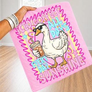 Gans ijskoffie en zonneschijn PNG zomer strand ontwerp retro gestreept esthetisch grafisch T-shirt vakantie sublimatiebestand trendy zomer meisjes afbeelding 6