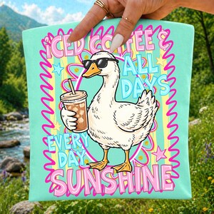 Gans ijskoffie en zonneschijn PNG zomer strand ontwerp retro gestreept esthetisch grafisch T-shirt vakantie sublimatiebestand trendy zomer meisjes afbeelding 3