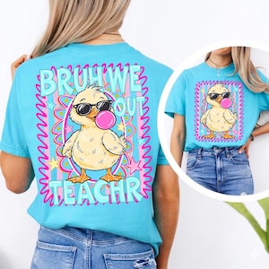 K&ouml;nnte beinhalten: Hellblaues T-Shirt mit einer Cartoon-Ente, die eine Sonnenbrille tr&auml;gt und eine Kaugummiblase bl&auml;st. Der Text "BRUH WE OUT TEACHR" befindet sich &uuml;ber und unter der Ente. Das Design ist mit rosa und blauen Wellenlinien umrahmt.