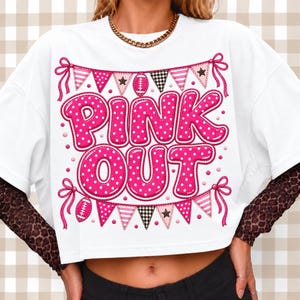K&ouml;nnte beinhalten: Ein wei&szlig;es Kurzarm-T-Shirt mit einem Grafikdruck, der den Text PINK OUT in gro&szlig;en, pinkfarbenen, gepunkteten Buchstaben zeigt. Das Design enth&auml;lt pinkfarbene Wimpelketten, Football-Symbole und kleine Sterne &uuml;ber einem braunen Leoparden-Langarmshirt.