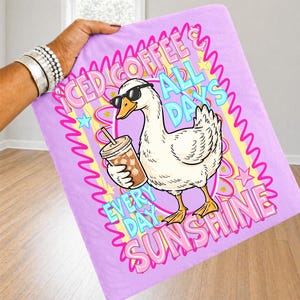 Gans ijskoffie en zonneschijn PNG zomer strand ontwerp retro gestreept esthetisch grafisch T-shirt vakantie sublimatiebestand trendy zomer meisjes afbeelding 1