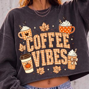 Kaffevibbar PNG, sublimering av höstkaffe, orange gingham-pumpakryddalattedesign, digital nedladdning av mysig höst bild 6