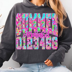 K&ouml;nnte beinhalten: Dunkelgrauer Kapuzenpullover mit dem Wort "SUMMER" in gro&szlig;en, farbenfrohen floralen Buchstaben. Darunter steht das Wort "Alphabet" in Schreibschrift, und die Zahlen 0-6 sind abgebildet. Das Design zeigt rosa, blaue und gelbe Blumenmuster.