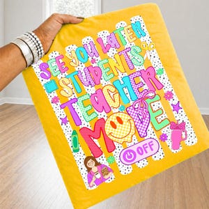 K&ouml;nnte beinhalten: Ein gelbes quadratisches Kissen mit einem Grafikdruck und dem Text "SEE YOU LATER STUDENTS TEACHER MOVE OFF". Das Design enth&auml;lt bunte Karomuster, ein Smiley-Gesicht, eine Lehrer-Illustration, einen Stift, eine Schere und Blumen.
