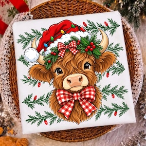 Puede incluir: Un art&iacute;culo de tela cuadrado blanco con una ilustraci&oacute;n gr&aacute;fica de una vaca Highland marr&oacute;n que lleva un gorro de Pap&aacute; Noel rojo, una corona de acebo verde con bayas rojas y un lazo a cuadros rojos y blancos sobre ramas.