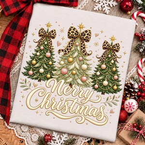 Peut inclure: Un tissu de couleur claire orn&eacute; de trois sapins de No&euml;l verts d&eacute;cor&eacute;s de boules dor&eacute;es et roses, chacun surmont&eacute; d'un grand n&oelig;ud &agrave; motif l&eacute;opard. Le texte Merry Christmas est &eacute;crit en &eacute;l&eacute;gante &eacute;criture cursive dor&eacute;e en dessous.