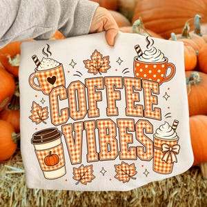 Kaffevibbar PNG, sublimering av höstkaffe, orange gingham-pumpakryddalattedesign, digital nedladdning av mysig höst bild 7