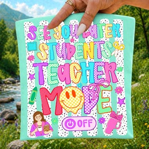K&ouml;nnte beinhalten: Eine hellminzgr&uuml;ne Tragetasche mit einer bunten Grafik und dem Text "SEE YOU LATER STUDENTS TEACHER MODE OFF". Das Design zeigt ein Smiley-Gesicht, eine Zeichentrick-Lehrkraft, eine gelbe Schere, einen gr&uuml;nen Buntstift und einen pinken Becher.