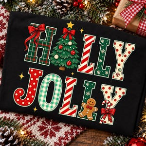 Peut inclure: Un t-shirt noir avec le texte HOLLY JOLLY en grandes lettres d&eacute;coratives. Les lettres pr&eacute;sentent des motifs &agrave; carreaux rouges et verts, des rayures rouges et blanches et des pois rouges. Un sapin de No&euml;l et un bonhomme en pain d'&eacute;pice.