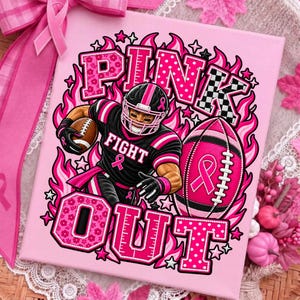K&ouml;nnte beinhalten: Ein quadratischer Leinwanddruck mit einem Footballspieler in schwarz-rosa Uniform und Helm, der einen Football h&auml;lt. Der Text lautet PINK FIGHT OUT. Das Design enth&auml;lt rosa Flammen, Sterne und einen Football mit einer rosa Schleifengrafik.
