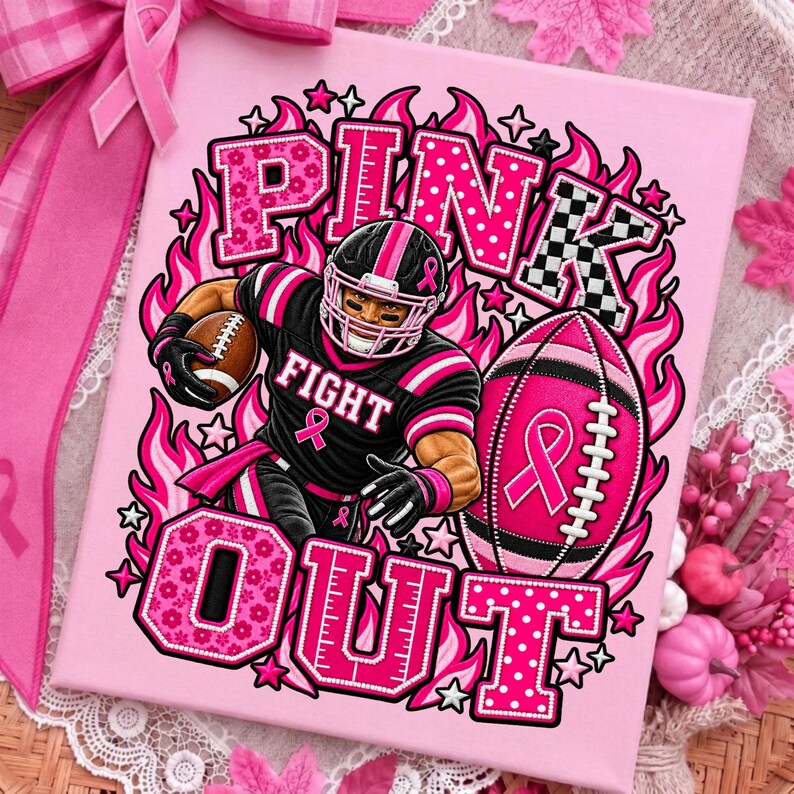 K&ouml;nnte beinhalten: Ein quadratischer Leinwanddruck mit einem Footballspieler in schwarz-rosa Uniform und Helm, der einen Football h&auml;lt. Der Text lautet PINK FIGHT OUT. Das Design enth&auml;lt rosa Flammen, Sterne und einen Football mit einer rosa Schleifengrafik.