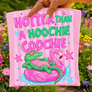 Gorętszy niż Hoochie Coochie PNG Kokietka Aligator Sublimacja Projekt Mem Krajowy Lat 90. Później Gator Lato Jezioro Koszulka DTF Grafika zdjęcie 2