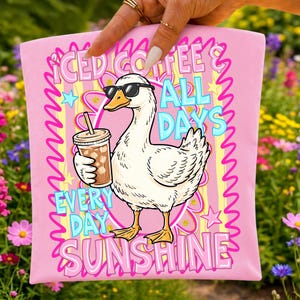 Gans ijskoffie en zonneschijn PNG zomer strand ontwerp retro gestreept esthetisch grafisch T-shirt vakantie sublimatiebestand trendy zomer meisjes afbeelding 4