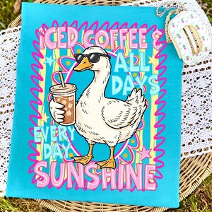 Gans ijskoffie en zonneschijn PNG zomer strand ontwerp retro gestreept esthetisch grafisch T-shirt vakantie sublimatiebestand trendy zomer meisjes afbeelding 8