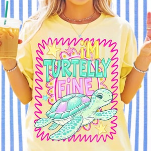 K&ouml;nnte beinhalten: Ein hellgelbes T-Shirt mit einem Grafikdruck einer Meeresschildkr&ouml;te und dem Text "I'M TURTELLY FINE". Das Design enth&auml;lt einen leuchtend pinken, gezackten Rand, gelbe Sterne und ein buntes Blumenmuster hinter der Schildkr&ouml;tenillustration.