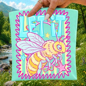 Let It Bee PNG sublimation Design, abeille rayé preppy PNG, joli été Floral Affirmation DTF T-Shirt graphique, être aimable positivité citation image 1