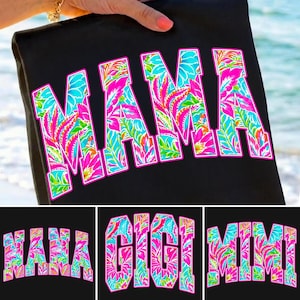 以下が含まれることがあります： 黒いトートバッグ。大きな花柄の文字で「MAMA」と書かれています。文字はピンクで縁取られ、ピンク、青、緑の葉のデザインで埋められています。追加の画像には、同じスタイルの「NANA」、「GIGI」、「MIMI」が表示されています。