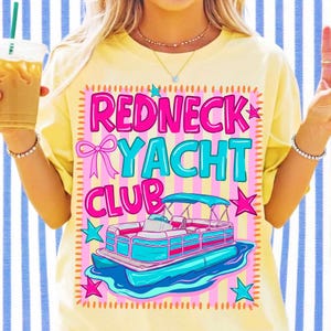 Może przedstawiać: Jasnoż&oacute;łty t-shirt z nadrukiem graficznym z napisem REDNECK YACHT CLUB w jaskrawor&oacute;żowych i niebieskich literach. Wz&oacute;r zawiera r&oacute;żową kokardę, kilka gwiazdek oraz niebiesko-r&oacute;żową ł&oacute;dź pontonową unoszącą się na stylizowanej niebieskiej wodzie.