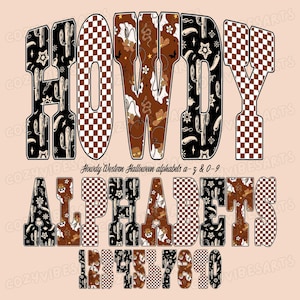 Puede incluir: Un diseño gráfico digital con la palabra "HOWDY" en una fuente de temática western. Las letras están rellenas de patrones como diseños de cuadros, cactus y sombreros de vaquero. Debajo, se muestra la palabra "ALPHABETS" y los números 0-9.