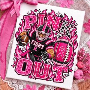 K&ouml;nnte beinhalten: Ein quadratischer Leinwanddruck mit einem Footballspieler in schwarz-rosa Uniform mit Helm, der einen Football h&auml;lt. Der Text lautet PINK FIGHT OUT. Das Design enth&auml;lt rosa Flammen, Sterne und einen gro&szlig;en Football mit Schleife.