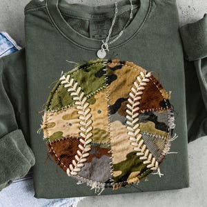 Puede incluir: Un juego de tres tazas de cerámica con un acabado mate moteado. Las tazas son en tonos crema, gris claro y gris oscuro. Cada taza tiene un diseño simple y minimalista, ideal para café o té.