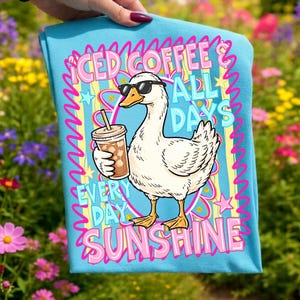 Gans ijskoffie en zonneschijn PNG zomer strand ontwerp retro gestreept esthetisch grafisch T-shirt vakantie sublimatiebestand trendy zomer meisjes afbeelding 2