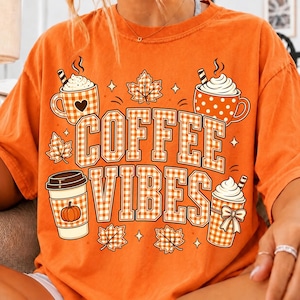 Kaffevibbar PNG, sublimering av höstkaffe, orange gingham-pumpakryddalattedesign, digital nedladdning av mysig höst bild 2