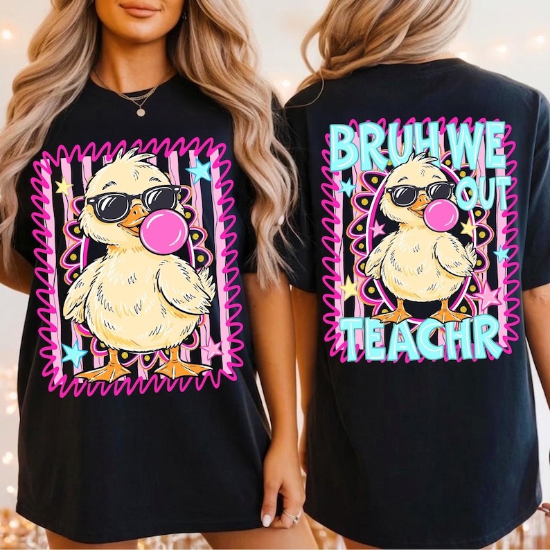K&ouml;nnte beinhalten: Schwarzes T-Shirt mit einer Cartoon-Ente, die eine Sonnenbrille tr&auml;gt und eine Blase bl&auml;st. Das Frontdesign ist in rosa und wei&szlig;en Streifen mit Sternen eingefasst. Auf der R&uuml;ckseite des T-Shirts steht "BRUH WE OUT TEACHR" in Blau und Rosa.