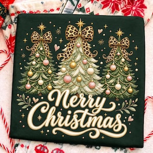 Peut inclure: Un t-shirt vert fonc&eacute; orn&eacute; de trois sapins de No&euml;l illustr&eacute;s avec des boules dor&eacute;es et roses, chacun surmont&eacute; d'un n&oelig;ud &agrave; motif l&eacute;opard. Le texte Merry Christmas est &eacute;crit en grandes lettres cursives couleur cr&egrave;me en bas.