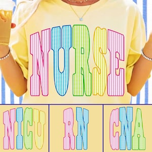 以下が含まれることがあります： 淡い黄色のTシャツで、ピンク、青、緑、黄色の縦縞模様の大きな文字で「NURSE」とプリントされています。下部には、同じカラフルなストライプスタイルの「NICU」、「RN」、「CNA」という追加のテキストオプションが表示されています。