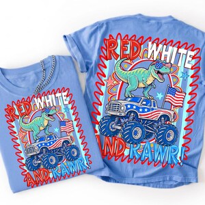 Może przedstawiać: Jasnoniebieski t-shirt z grafiką zielonego dinozaura w okularach przeciwsłonecznych stojącego na monster trucku z motywem flagi amerykańskiej. Napis brzmi RED WHITE AND RAWR! z czerwoną falistą ramką i niebieskimi gwiazdkami.