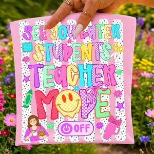 K&ouml;nnte beinhalten: Ein rosa Stoffartikel mit einem wei&szlig;-schwarz gesprenkelten Streifenhintergrund und buntem Text, der SEE YOU LATER STUDENTS TEACHER MODE OFF lautet. Das Design enth&auml;lt ein Smiley-Gesicht, eine Comicfigur mit Buch, eine Tasse und einen Buntstift.