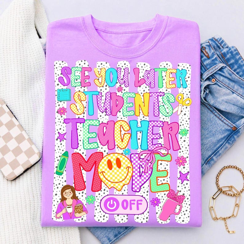 K&ouml;nnte beinhalten: Ein hellviolettes T-Shirt mit einem Aufdruck, der den Text "SEE YOU LATER STUDENTS TEACHER MODE OFF" zeigt. Das Design enth&auml;lt bunte, gemusterte Buchstaben, ein gelbes Smiley-Gesicht, eine kleine Lehrer-Illustration und verschiedene Schulmotive.