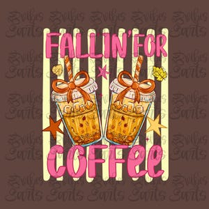 K&ouml;nnte beinhalten: Ein Grafikdesign mit zwei Eiskaffeebechern mit orangefarbenen Schleifen und Strohhalmen, umgeben von Herbstbl&auml;ttern und Sternen. Der Text FALLIN' FOR COFFEE steht in rosa Buchstaben vor vertikalen cremefarbenen Streifen auf braunem Grund.