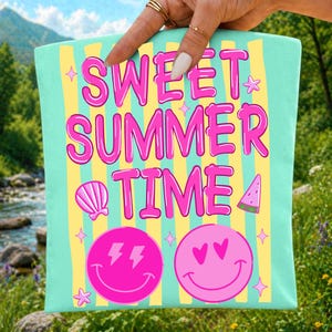 Może przedstawiać: Jasnoturkusowa saszetka w pionowe ż&oacute;łte paski z jaskrawor&oacute;żowym napisem SWEET SUMMER TIME. Wz&oacute;r zawiera r&oacute;żową muszelkę, kawałek arbuza, małe gwiazdki oraz dwie r&oacute;żowe buźki z oczami w kształcie błyskawic i serc.