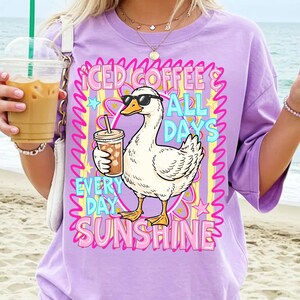 Gans ijskoffie en zonneschijn PNG zomer strand ontwerp retro gestreept esthetisch grafisch T-shirt vakantie sublimatiebestand trendy zomer meisjes afbeelding 7