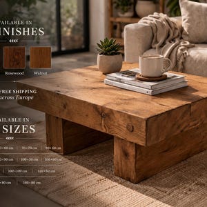 Op de afbeelding: Een lage, rechthoekige houten salontafel met een dik, rustiek blad en stevige blokpoten. De tafel heeft een zichtbare houtnerf en is verkrijgbaar in drie afwerkingen: eiken, rozenhout en walnoot, met dertien verschillende afmetingen vermeld.