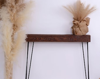 Mesa consola rústica Omni con patas negras de tres clavijas en forma de horquilla. (Mesa de recibidor / Mesa para radiador / Cubierta para radiador).
