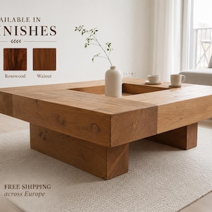 Peut inclure: Une table basse carrée en bois avec une découpe centrale et un cadre épais. Le texte "AVAILABLE IN 3 FINISHES" est affiché au-dessus de trois échantillons de couleurs étiquetés "Oak", "Rosewood" et "Walnut" montrant les finitions.