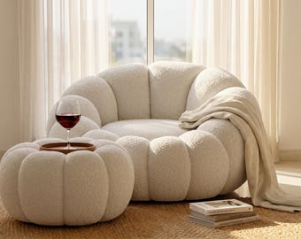Poltrona d'accento in bouclé color zucca con poggiapiedi / Arredamento lounge moderno in stile scandinavo